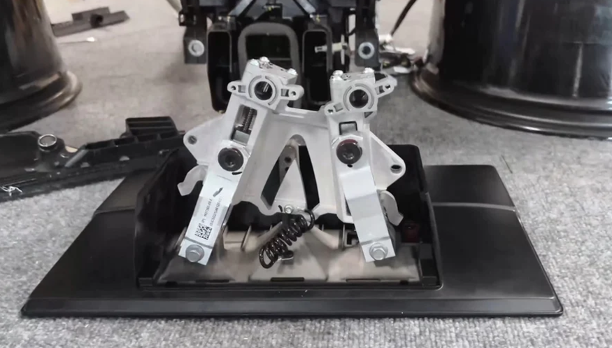 테슬라가 최근 미국 특허청에 등록한 이중축 회전 메커니즘(Dual axis rotational mechanism) 기술이 적용된 터치스크린의 모습. (사진=USPTO)