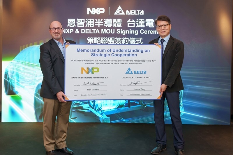 NXP(왼쪽부터)와 델타일렉트로닉스 관계자가 전기차 분야 전략적 장기 협력을 위한 양해각서(MOU)를 체결하고 기념사진을 촬영하고 있다. (사진=델타일렉트로닉스)