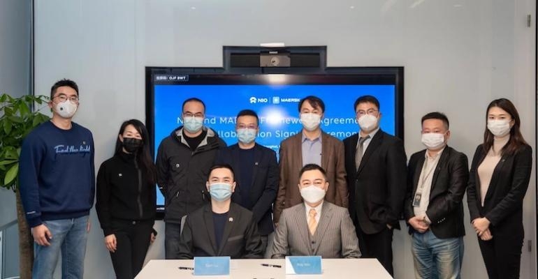 머스크는 대형 장비 운송과 육상 서비스를 포함해 여러 부문에서 중국 전기차 니오와 협력한다. 왼쪽부터 루 젠샤오(Lu Jianxiao) 니오 서비스 운영 책임자와 우윤판(Wu Yunfan) 머스크 그레이터 차이나 인수합병(M&A) 프로젝트 책임자. (사진=머스크)
