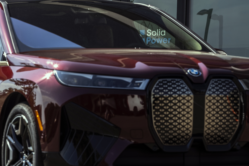미국 콜로라도주 소재 솔리드파워 본사에 정차한 BMW의 iX. (사진=솔리드파워)