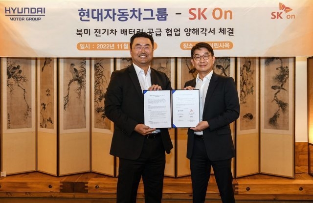 <em> </em>현대차그룹 EV사업부장 김흥수 부사장(왼쪽)과 SK온 최영찬 경영지원총괄(오른쪽)이 지난달 29일 북미 전기차 배터리 공급 협력을 위한 업무협약(MOU)을 맺은 후 기념식을 하는 모습. (사진=현대차그룹)