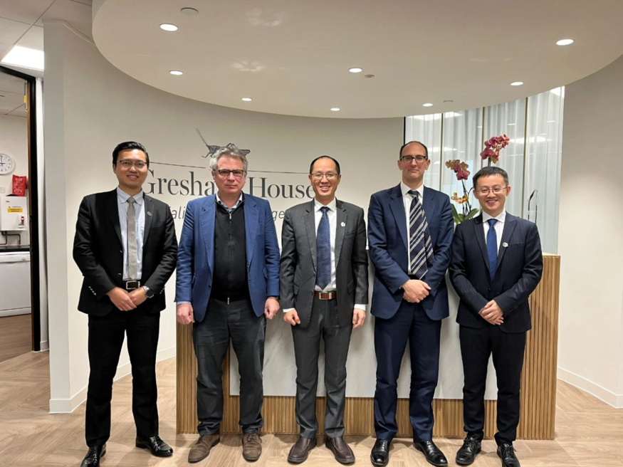 CATL과 영국 자산 운용사 그레셤 하우스(Gresham House) 산하 ESS 전문 펀드 '그레셤 하우스 에너지 스토리지 펀드(Gresham House Energy Storage Fund)' 관계자들이 기념사진을 촬영하고 있다. (사진=CATL)