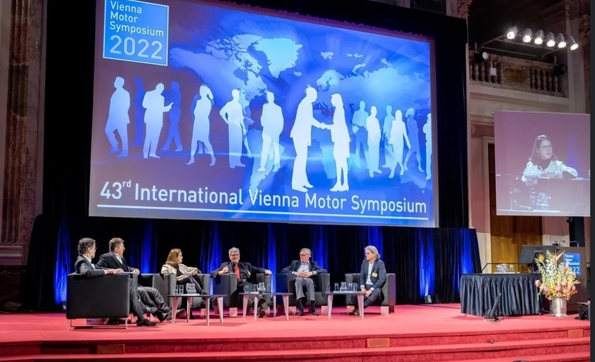 지난해 오스트리아 빈에서 개최된 '국제 비엔나 모터 심포지엄 2022'(International Vienna Motor Symposium 2022)에서 패널들이 토론하고 있다. 