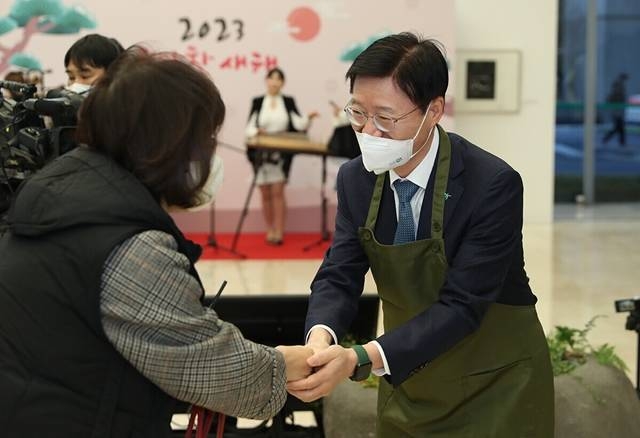 이승열 하나은행장(오른쪽)이 지난 2일 하나은행 을지로 본점 로비에서 진행된 '2023 새해 아침 인사' 행사에서 직원에게 커피를 건네며 새해 덕담을 나누고 있다.(사진=하나은행)