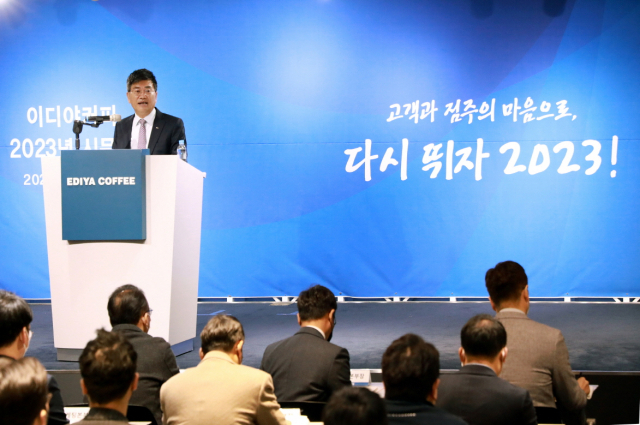 문창기 이디야커피 회장이 지난 2일 진행된 시무식에서 신년사를 발표하고 있다. (사진 제공=이디야커피)