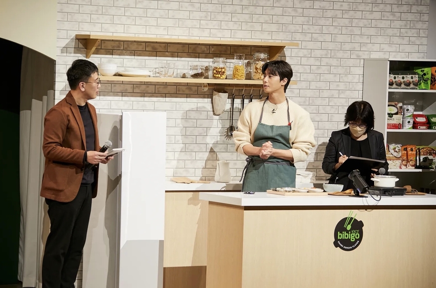 비비고 모델 박서준이 일본에서 개최된 '먹고 만나요! 박서준과 함께하는 비비고 파티’에서 떡만두국 레시피를 소개하고 있다. (사진=CJ제일제당)