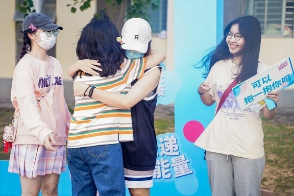 아모레퍼시픽이 중국 대학 캠퍼스에 펼친 로드쇼 행사의 일환으로 프리허그 이벤트가 열렸다. 이벤트에 참가한 두 사람이 포옹을 하고 있다. (사진=아모레퍼시픽)