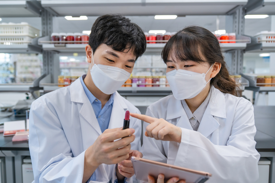 한국콜마 메이크업연구소 연구원들이 립 화장품 연구를 진행하고 있다. 사진 속 제품은 할랄 화장품과 관련 없음.(사진=한국콜마)