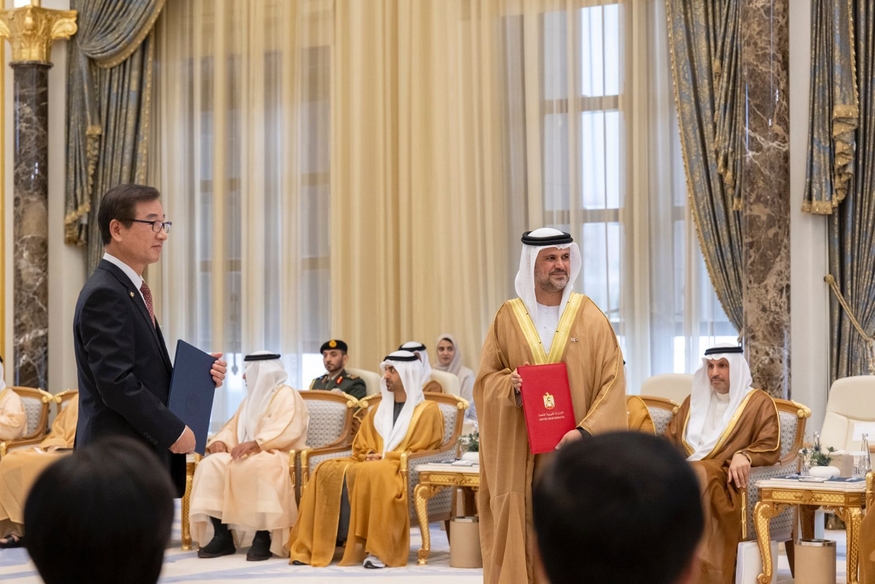 강구영 한국항공우주산업(KAI) 대표(왼쪽)가 UAE 타와준 경제위원회와 '다목적 수송기 국제공동개발을 위한 MOU'를 체결한 뒤 기념 촬영을 하고 있다. (사진=UAE 타와준 경제위원회)