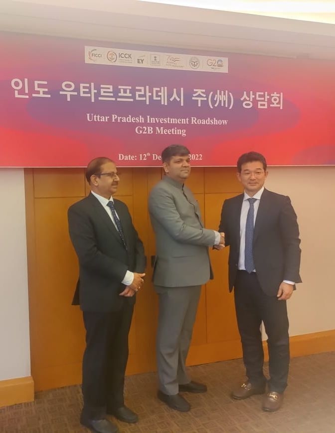 천상필 삼성전자 글로벌 대외협력팀 담당(상무·왼쪽에서 첫번째)이 지난달 12일 방한한 아시시 파텔(Ashish Patel) 우타르프라데시주 장관(왼쪽에서 두번째)와 만나 기념촬영을 하는 모습. (사진=UP 인베스터 서밋 트위터)