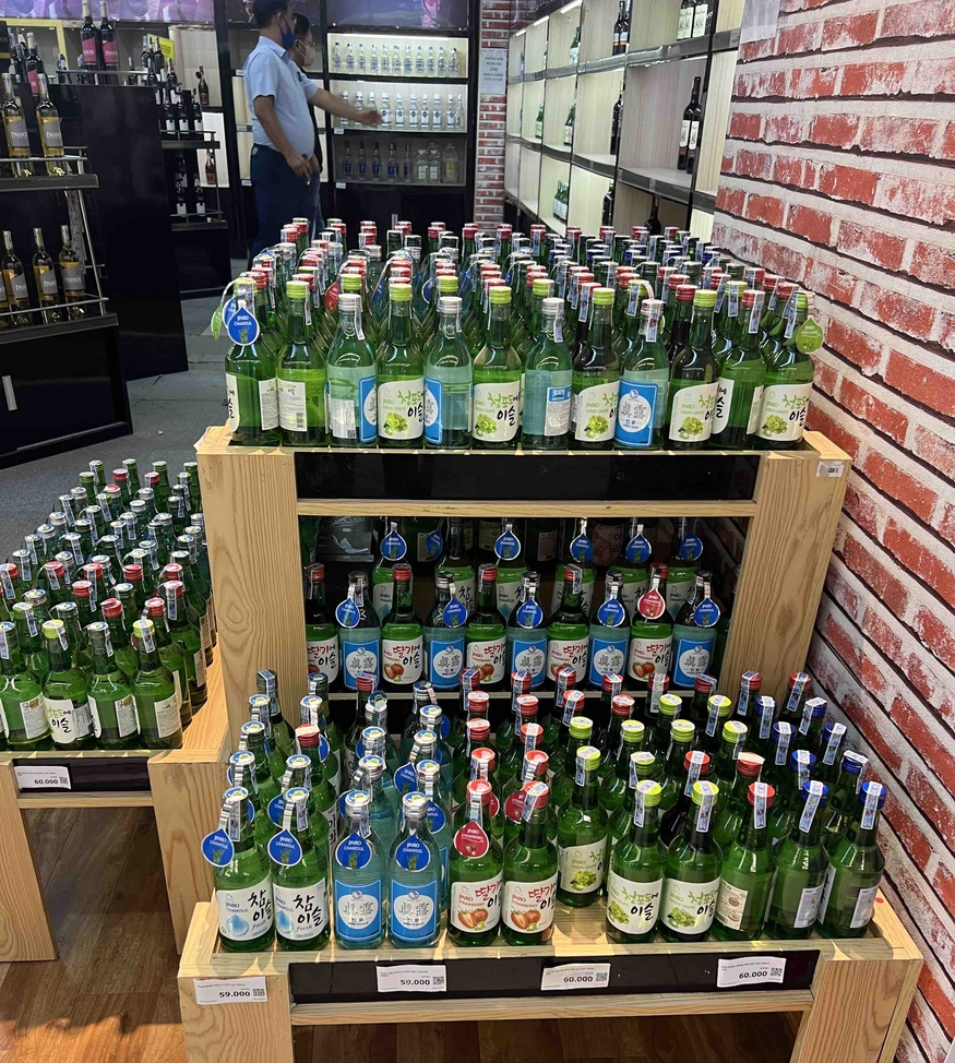 베트남 윈마트(Win Mart)에 참이슬, 진로 등이 진열돼 있다. (사진=하이트진로)