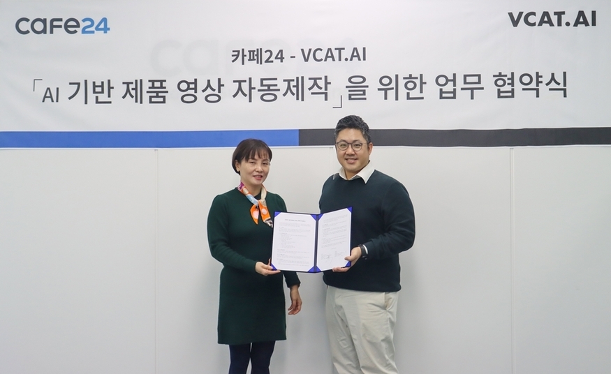 송종선 카페24 총괄이사(왼쪽)와 정범진 파이온코퍼레이션 대표가 서울 동작구 카페24 본사에서 'AI 기반 제품 영상 자동제작을 위한 업무협약(MOU)'을 체결했다.(사진=카페24)