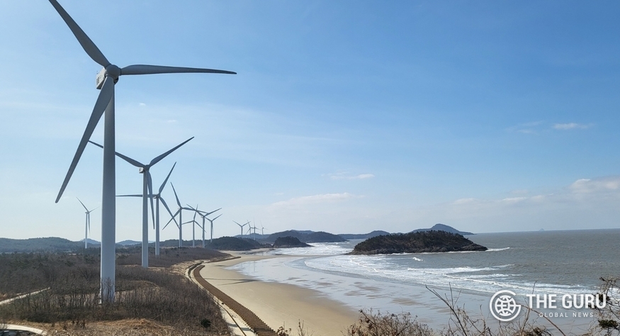 전남 신안군 자은면 해변가에 설치된 신안그린에너지의 육상풍력발전기 모습. 해변가에는 두산에너지빌리티가, 산지에는 베스타스가 공급한 발전기가 설치돼 있다. (사진=정예린 기자)