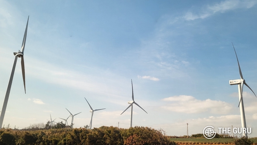 전남 신안군 자은면에 설치된 신안그린에너지의 육상풍력발전기 모습. 해변가에는 두산에너지빌리티가, 산지에는 베스타스가 공급한 발전기가 설치돼 있다. (사진=정예린 기자)