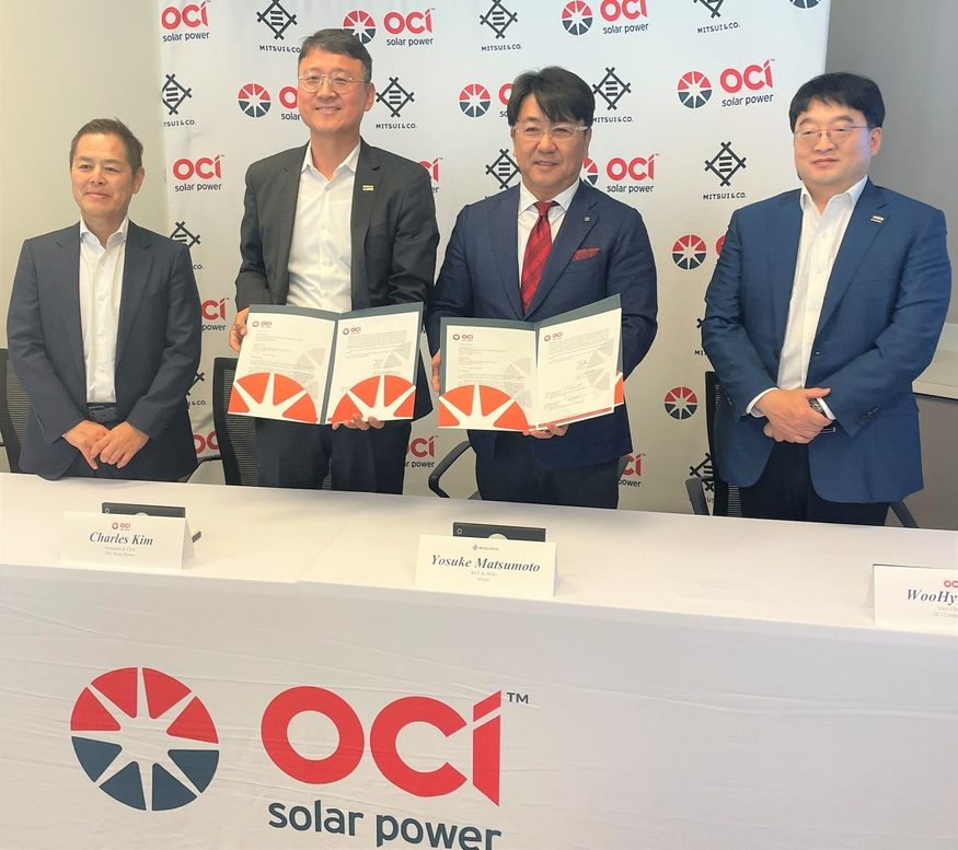 (왼쪽부터) 에이 야나가와 미쓰이물산 미국법인장과 김청호 OCI 솔라파워 대표, 요스 마츠모토 미쓰이물산 미국법인 SVP, 이우현 OCI 부회장이 파트너십 체결 후 기념촬영을 하는 모습. (사진=OCI 솔라파워)