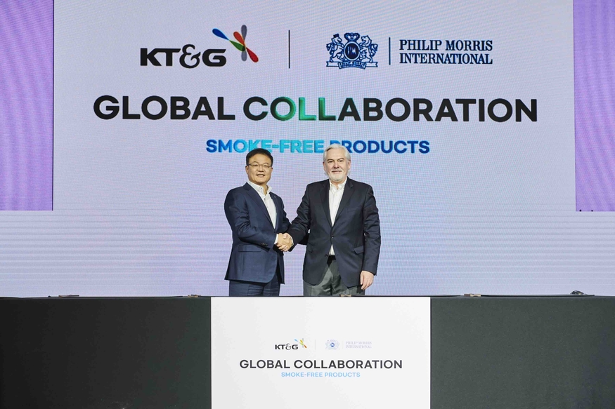 백복인 KT&G 사장(왼쪽), 야첵 올자크 필립모리스 CEO가 지난달 장기 계약 체결식에 참석해 기념촬영을 하고 있다. (사진=KT&G)