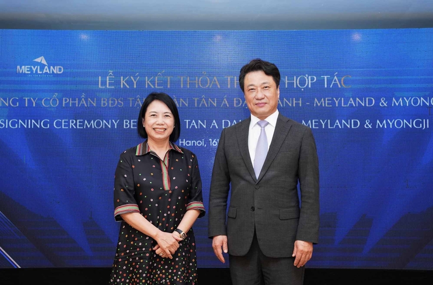 Nguyen Thi Mai Phuong 떤아다이탄 그룹 이사회 의장(왼쪽)과이왕준 명지병원 이사장(오른쪽)이 메이홈스 캐피탈 푸꾸옥(Meyhomes Capital Phu Quoc) 개발 파트너십을 맺으며 기념사진을 촬영하고 있다.(사진=떤아다탄)