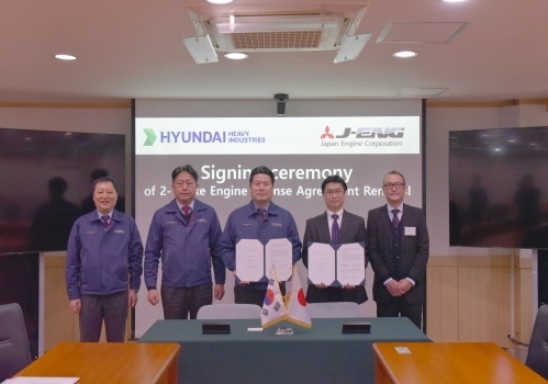 HD현대의 엔진기계사업부(HHI-EMD)와 일본엔진(J-ENG) 관계자가 UE 엔진에 대한 특허 라이선스 계약을 맺고 기념촬영을 하는 모습. (사진=HD현대) 