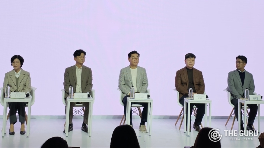 한종희 삼성전자 DX부문장 부회장(왼쪽에서 세 번째)이 21일 서울 중구 커뮤니티 하우스 마실에서 열린 삼성전자 비스포크 라이프 미디어데이 행사에서 DA(생활가전)사업부 주요 임원진들과 함께 기자 질문에 답변하고 있다. (사진=정예린 기자)