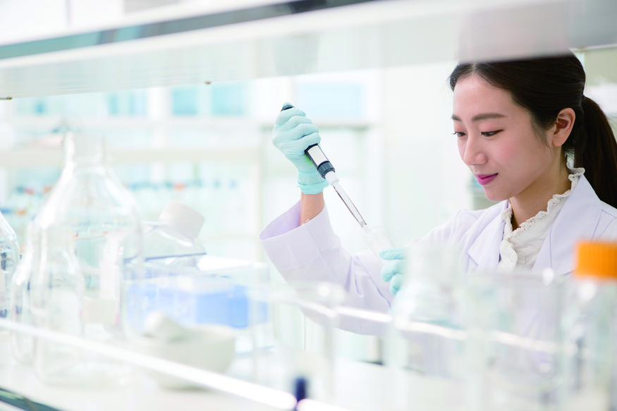 동아에스티는 글로벌 신약 기업을 목표로 연구개발(R&D)에 집중하고 있다. 사진은 동아에스티 임직원이 연구하는 모습(사진=동아에스티)