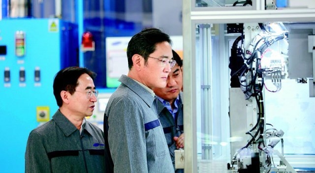 이재용 삼성전자 회장(왼쪽에서 두 번째)이 24일 중국 톈진에 위치한 삼성전기 사업장을 방문해 적층세라믹콘덴서(MLCC) 생산라인을 점검하고 있다. (사진=삼성전자)