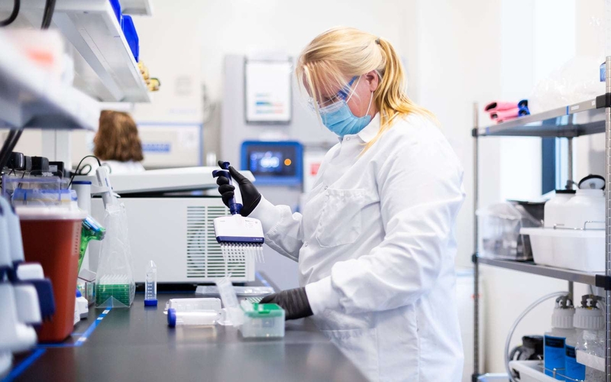미국 생명공학 기업 모더나가 동아프리카 케냐에 아프리카 최초의 메신저 리보핵산(mRNA) 백신 생산 공장을 설립한다. 사진은 모더나 소속 과학자가 연구하는 모습.(사진=모더나)