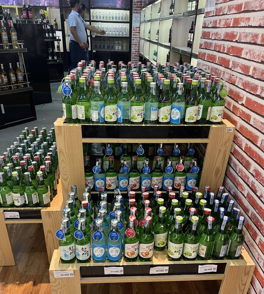 베트남 윈마트(Win Mart)에 참이슬, 진로 등이 진열돼 있다.(사진=하이트진로)
