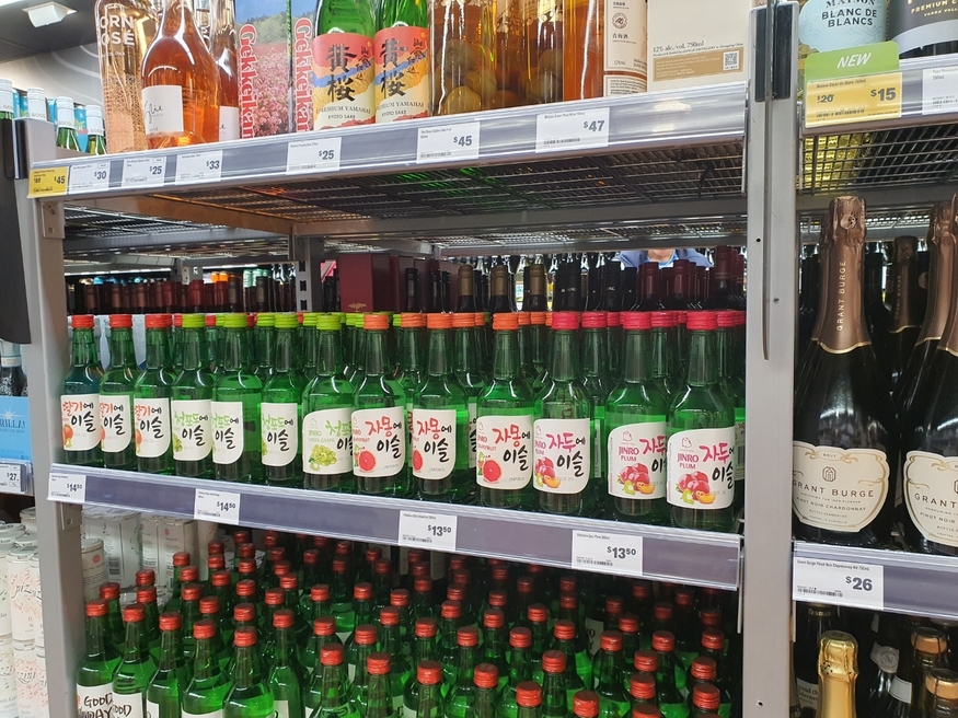 호주 시드니 대형마트 주류코너에 하이트진로 과일리큐르 제품이 매대에 진열돼 있는 모습. 