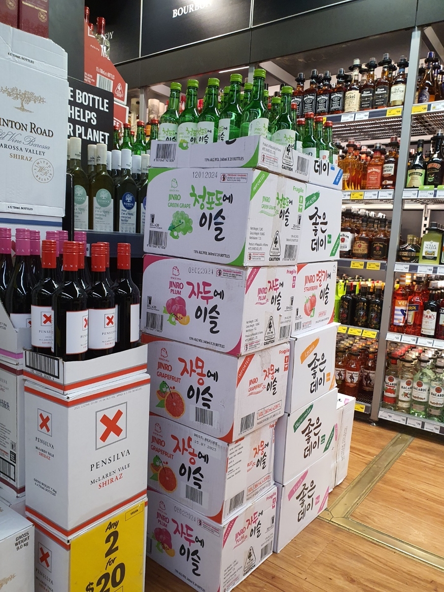 호주 시드니 대형마트 주류코너에 하이트진로 과일리큐르 제품이 매대에 진열돼 있는 모습. 