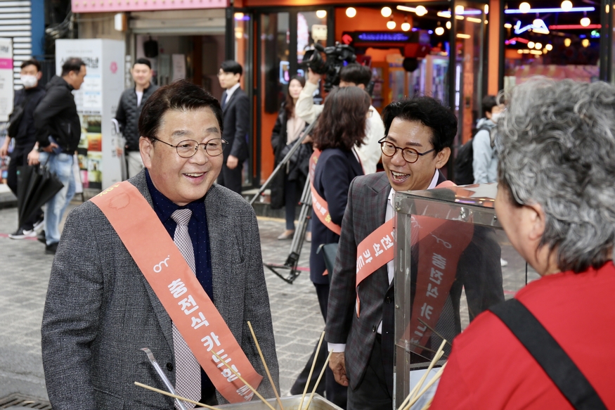 박성효 소진공 이사장(왼쪽)이 대전 으능정이상점가에서 충전식 카드형 온누리상품권 홍보 캠페인하고 있다.
