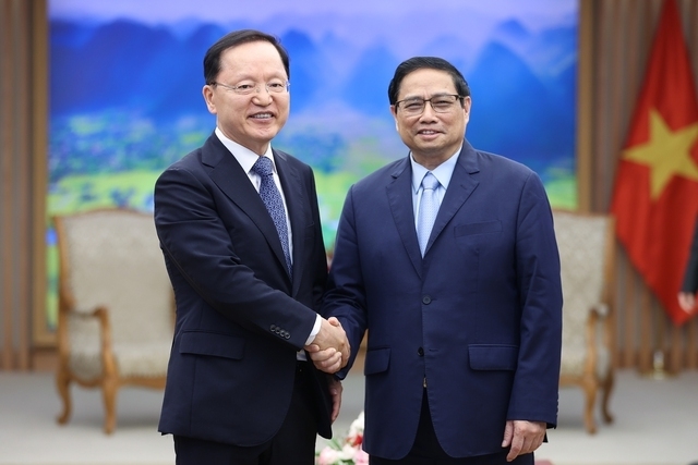 박학규 삼성전자 사장(왼쪽)이 팜민찐 베트남 총리와 13일(현지시간) 하노이에 위치한 총리 관저에서 회동했다. (사진=베트남 정부 포털)
