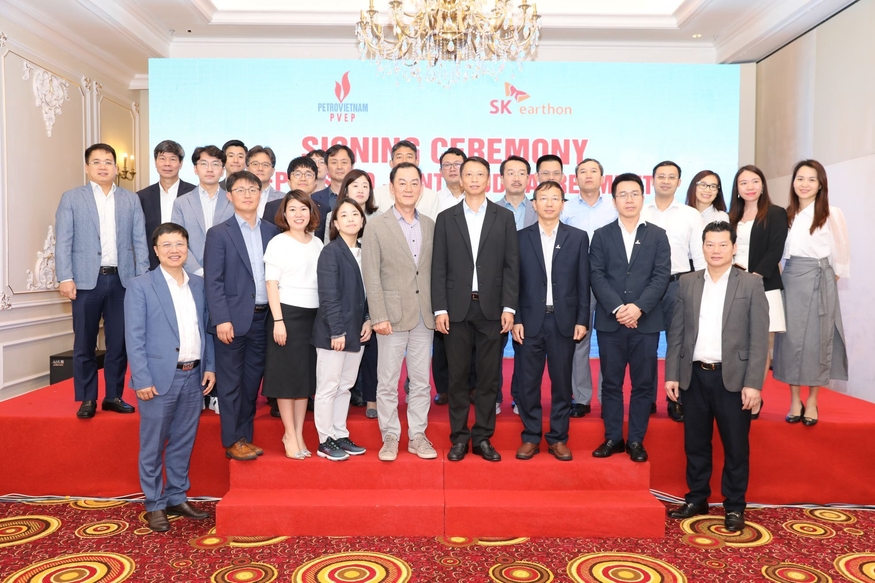 명성 SK어스온 사장과 쩐홍남 베트남 석유·가스탐사개발공사(PVEP) 최고경영자(CEO) 등 양사 관계자들이 지난 13~14일(현지시간) 꽝닌성 할롱시에서 연례 교류회에 참석한 후 기념 촬영을 하고 있다. (사진=PVEP)