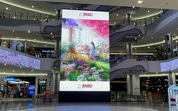 하이트진로는 베트남 하노이 대형 쇼핑몰에서 대형 LED 광고를 했다. (사진=하이트진로 홈페이지)