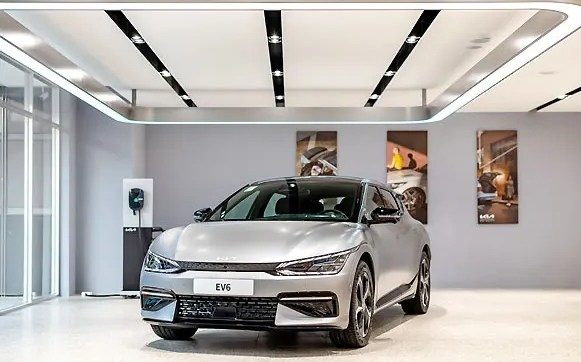 기아 대만 신개념 복합 쇼룸 '샹치 기아 신좡 경험 센터'(Shangqi KIA Xinzhuang Exhibition Center)에 브랜드 전용 전기차 모델 'EV6'가 전시돼 있다. (사진=샹치 오토모빌)