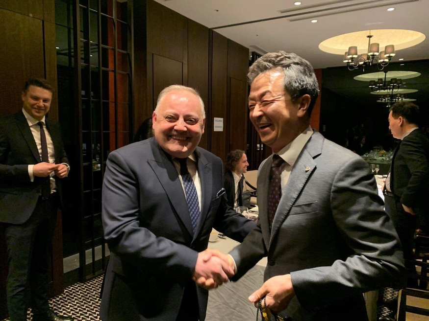보이치에흐 동브로프스키 폴란드전력공사 사장(오른쪽)과 백정완 대우건설 대표가 지난 25일 서울 모처에서 만나 악수를 하고 있는 모습. (사진=폴란드전력공사)