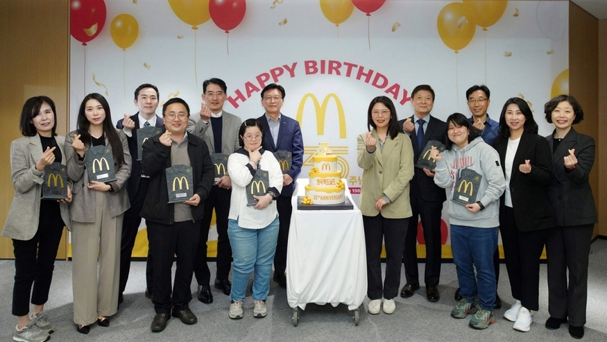김기원 대표(오른쪽에서 6번째)가 한국맥도날드 35주년 행사에 참석해 기념 촬영을 하고 있다. (사진=한국맥도날드)