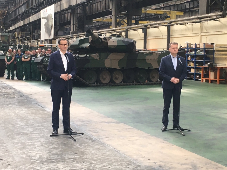 마테우슈 모라비에츠키(Mateusz Morawiecki) 폴란드 총리(왼쪽)가 26일(현지시간) 폴란드 남서부 글리비체 공장에서 크라포 생산을 발표했다. (사진=PGZ)