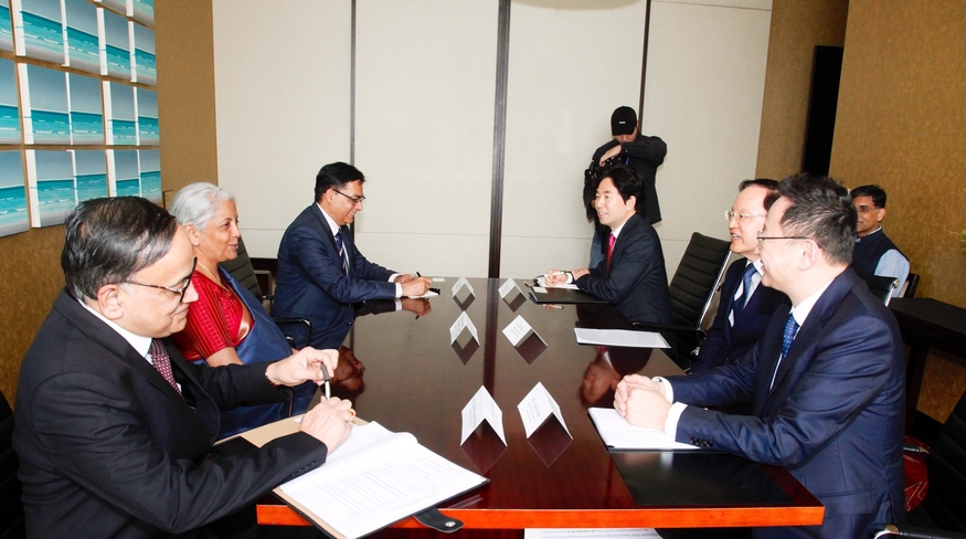 박학규 삼성전자 디바이스경험(DX) 부문 최고재무책임자(CFO·사장)가 니르말라 시타라만 인도 재무장관 등 현지 정부 관계자와 만나 회의하는 모습. (사진-인도 재무부)