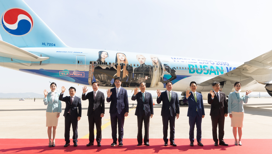 대한항공은 5월 3일(수) 오전 인천국제공항 항공기 격납고(Hangar)에서 '2030부산세계박람회 대한항공 특별기 공개행사'를 가졌다. (왼쪽 두 번째부터) 유종석 대한항공Operation부문 부사장, 우기홍 대한항공 대표이사 사장, 조원태 한진그룹 회장, 한덕수 국무총리, 최태원 2030 부산세계박람회 공동유치위원장, 장성민 대통령실 미래전략기획관, 이경호 2030 부산세계박람회 유치위원회 지원단장이 기념 사진을 촬영하는 모습<br>
