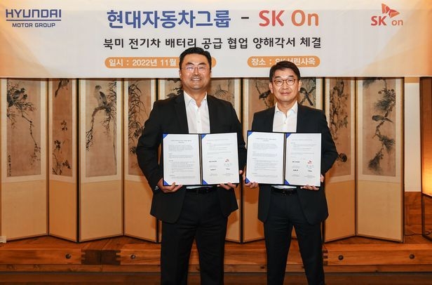 현대차그룹 기획조정실 미래성장기획실장∙EV사업부장 김흥수 부사장(왼쪽)과 최영찬 SK온 경영지원총괄이 작년 11월 29일 서울 종로구 SK그룹 본사에서 북미 전기차 배터리 공급 협력을 위한 업무협약에 서명했다. (사진=현대차그룹)