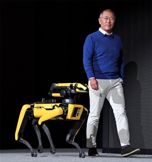 정의선 현대자동차그룹 회장이 지난해 1월 미국 라스베이거스 ‘CES 2022’에서 4족 보행 로봇 ‘스폿’과 무대에 오르고 있다. (사진=현대차그룹)