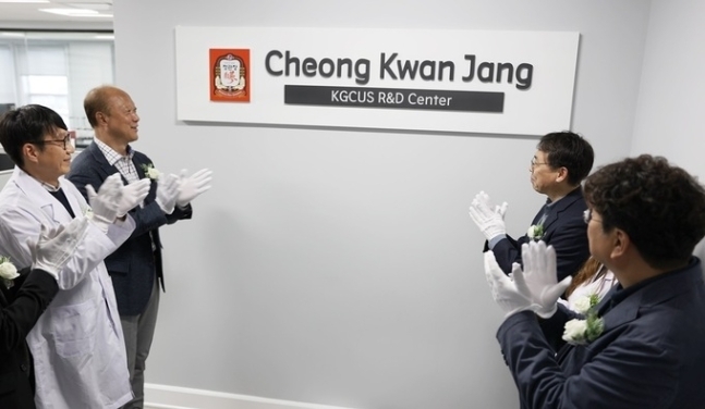 허철호(왼쪽 두 번째) KGC인삼공사 대표이사가 미국 LA 인근 플러튼에 있는 KGC인삼공사 연구·개발(R&D)센터에서 직원들과 개소식을 하고 있다.(사진=KGC인삼공사)