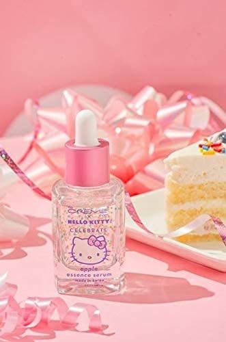 LG생활건강의 미국 화장품 브랜드 더크렘샵(The Crème Shop)이 산리오 유명 캐릭터 헬로키티를 입힌 제품을 출시했다.(사진=더크렘샵)