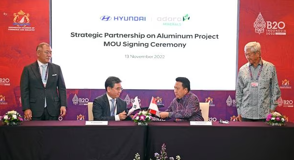 지난해 11월 'B20 서밋 인도네시아 2022'가 열린 인도네시아 발리 누사두아(Nusa Dua) 컨벤션센터에서 (왼쪽부터) 정의선 현대차그룹 회장과 장재훈 현대차 사장이 ADMR 관계자와 만나 협약에 서명하고 있는 모습. (사진=현대차)