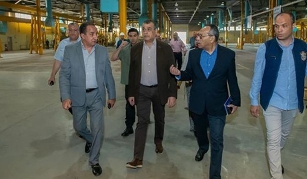 모하메드 살라헬딘 무스타파(Mohamed Salaheldin Moustafa) 이집트 군수생산부 장관(왼쪽에서 두 번째)이 '팩토리 200'을 시찰하는 모습. (사진=이집트 정부)