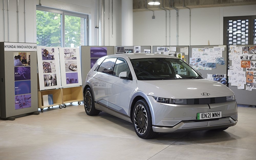 영국 왕립예술대학 산하 IMDC(Intelligent Mobility Design Centre) 내 마련된 현대차·기아 혁신 연구소에 아이오닉5가 전시돼 있다. (사진=RCA)