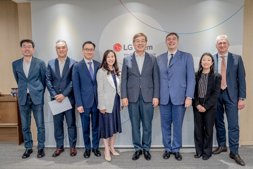 신학철 LG화학 부회장(오른쪽에서 네 번째)와 리카르도 풀리티 IFC 아시아·태평양지역 부총재(오른쪽에서 세 번째)가 지난 24일 서울 영등포구 여의도 LG트윈타워에서 만난 후 기념사진을 촬영하고 있다. (사진=IFC)