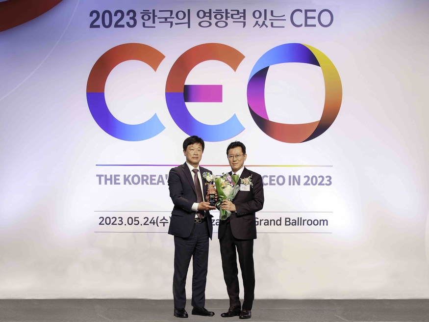 김기태 보람상조라이프 대표이사(오른쪽)가 ‘한국의 영향력 있는 CEO’ 시상식에서 대리수상을 한 뒤 기념촬영을 하고 있다. (사진=보람그룹)