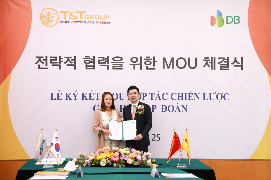  김주원 DB그룹 해외담당 부회장과 도빈꽝 T&T그룹 부회장이 지난 25일 전략적 협력을 위한 업무협약을 맺고 기념 사진을 촬영하고 있다. (사진=T&T그룹)
