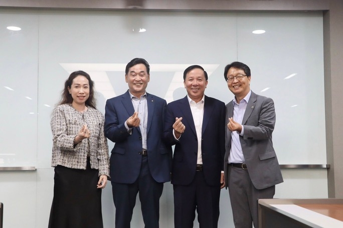김기홍 JB금융그룹 회장(왼쪽 두 번째)이 지난 29일 응웬 반 웃 베트남 롱안성 인민위원회 위원장(오른쪽 두 번째)과 회담을 마친 후 기념 촬영을 하고 있다.(사진=롱안성)